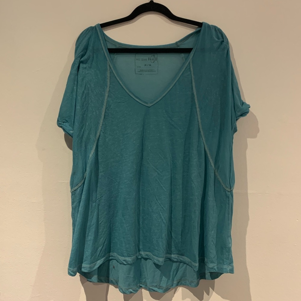 Cozy Free People v neck tee💙